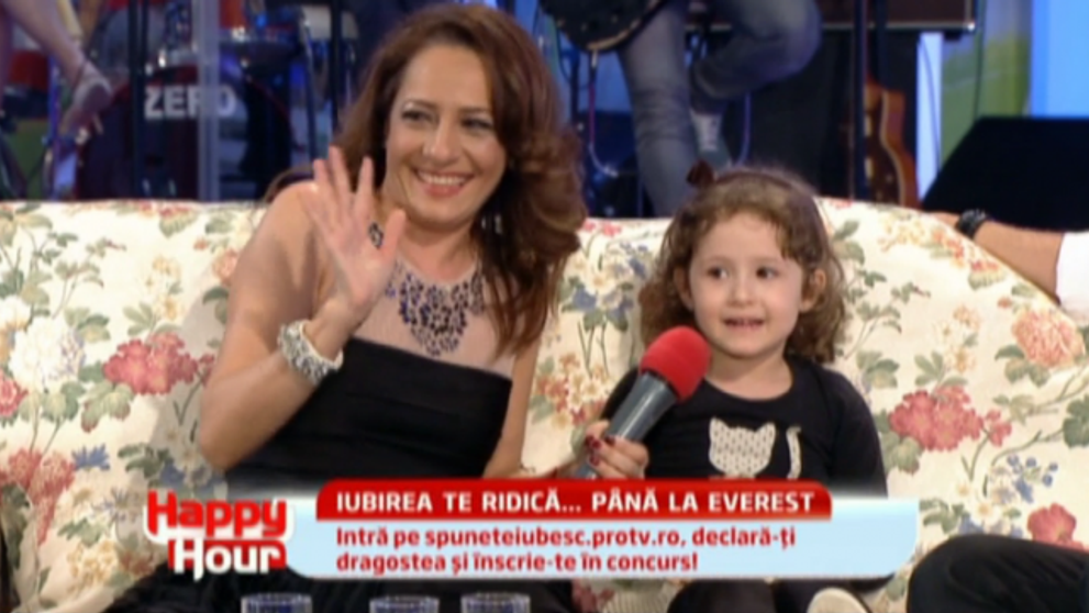 Asa mama, asa fiica! Vezi cat de draguta e Ana, fetita cantaretei Carmen Trandafir: FOTO