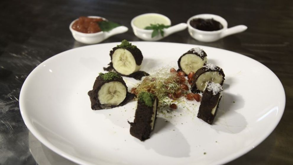 Reteta Catalin-Alexandru Codreanu: Sushi din clatite de ciocolata cu banane si trei sosuri