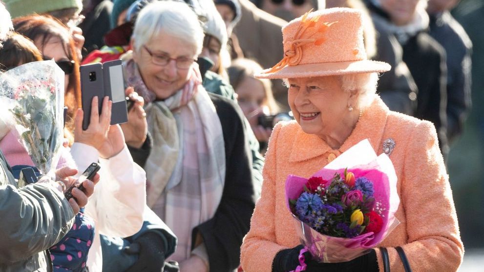 Regina își caută un majordom nou pentru Buckingham Palace. Care este salariul și ce avantaje are această slujbă