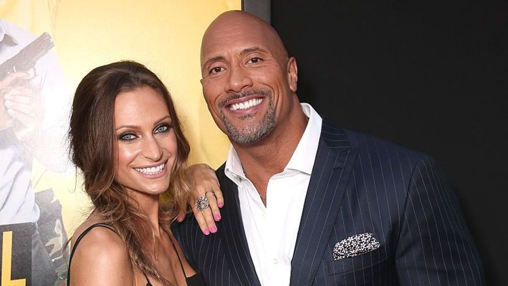 Dwayne Johnson s-a însurat! Cum arată rochia superbă purtată de mireasa lui The Rock