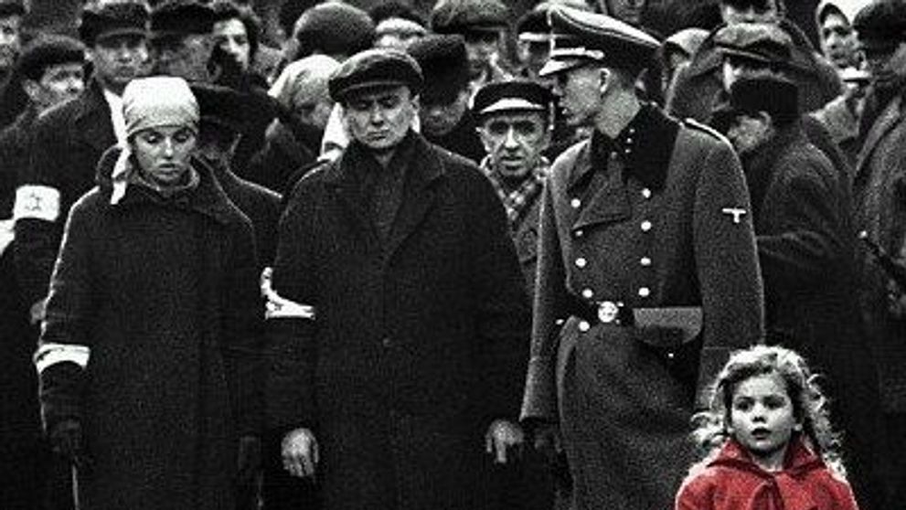 Fetita cu paltonul rosu care a impresionat la lacrimi o planeta intreaga. Copilul simbol din Lista lui Schindler dupa 18 ani