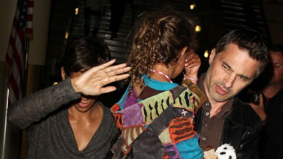 Halle Berry se cearta din nou cu paparazzii. Sotul ei, la un pas sa il bata pe unul dintre fotografi