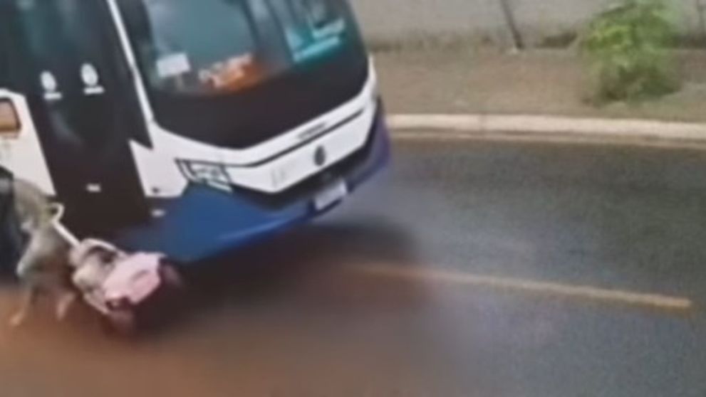 Incident teribil! Momentul în care o mămică, cu bebelușul în cărucior, este acroșată de un autobuz. Ce a urmat