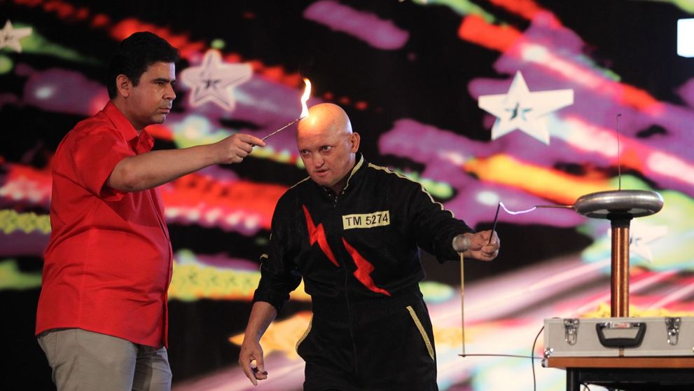 Omul-baterie, sarbul care prajeste mici cu mana, a facut un show cu scantei la 