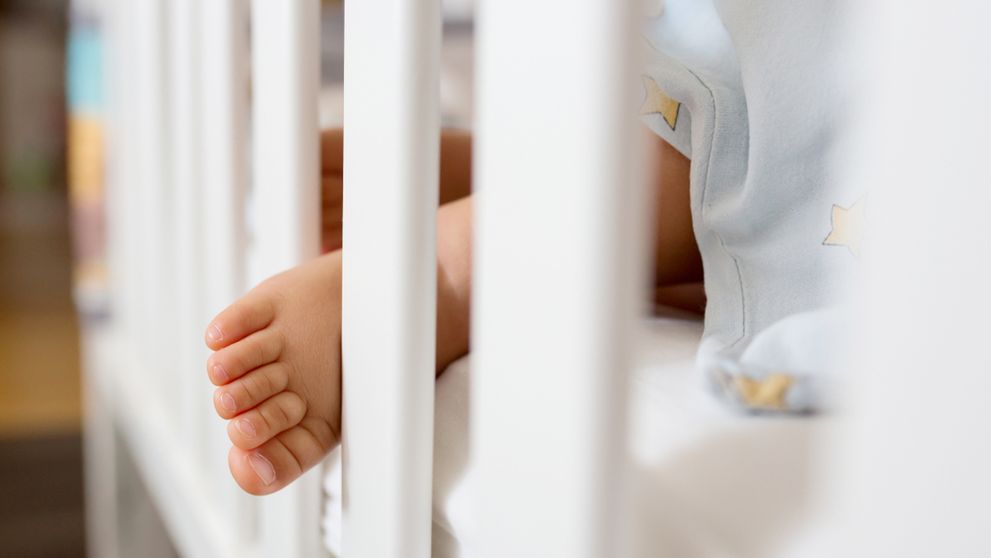 Incident tragic într-un bloc ANL din Dolj! Tavanul unui apartament a căzut peste pătuțul unui bebeluș! Ce s-a întâmplat cu micuțul
