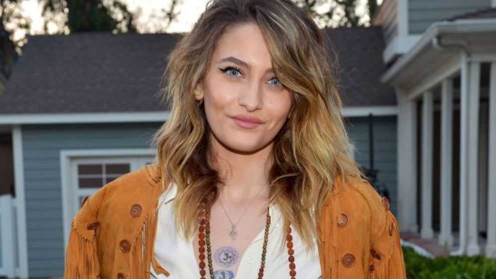 Paris Jackson, cu iubitul la un eveniment organizat în memoria tatălui ei