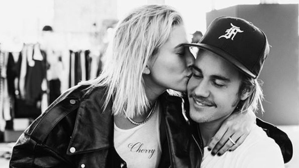 Toata lumea este cu ochii pe mama lui Justin Bieber. Logodna fiului ei a facut-o sa reactioneze