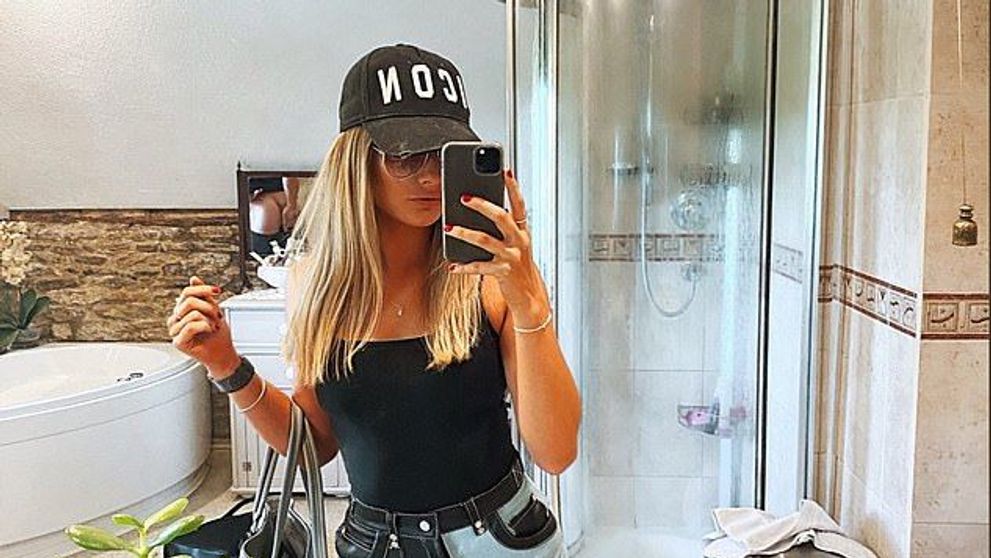 Și-a făcut un selfie sexy în baie și a postat imaginea pe Instagram. Detaliul omis a făcut-o de râs pe tot internetul