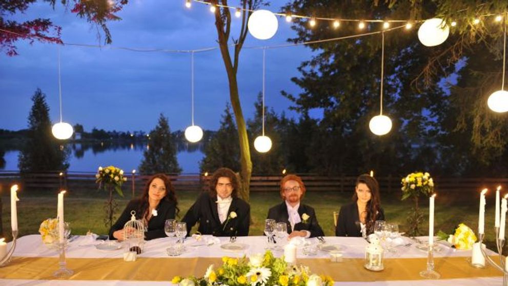Un cuplu gay intra in competitia pentru o luna de miere de vis, ACUM, la 