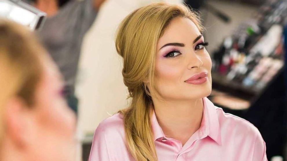 Valentina Pelinel, pictorial în piscină pentru afacerea familiei