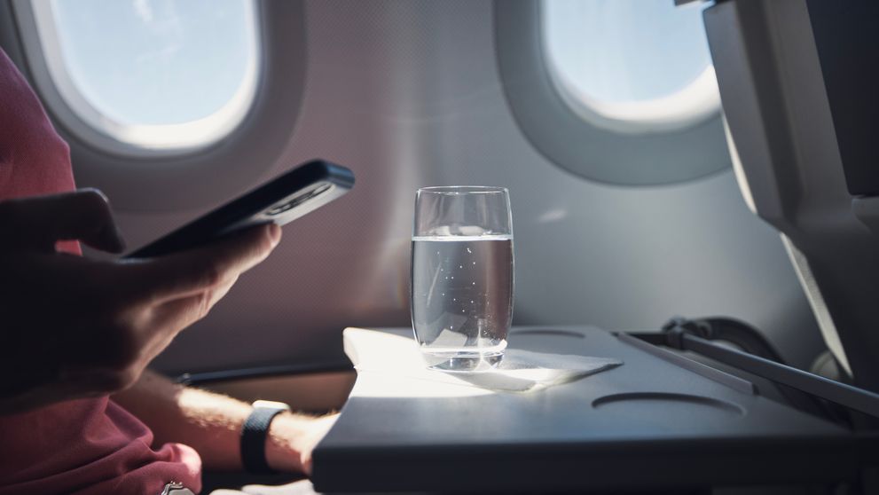 Ce se întâmplă dacă nu activezi modul avion în timpul zborului. Răspunsul sincer al unui pilot: „Nu cade avionul, dar e enervant și riscant”
