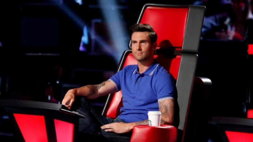 Adam Levine, solistul trupei Maroon 5, s-a logodit. Cine este si cum arata iubita cantaretului