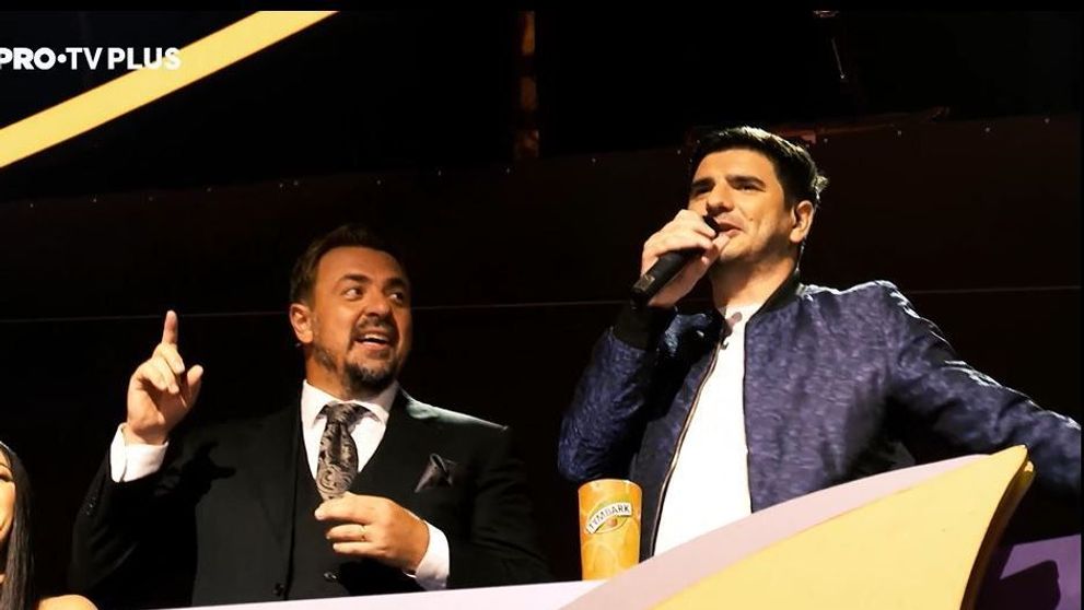 Detectivii Masked Singer se distrează și în pauzele de filmare. Cum îl imită Alex Bogdan pe Horia Brenciu