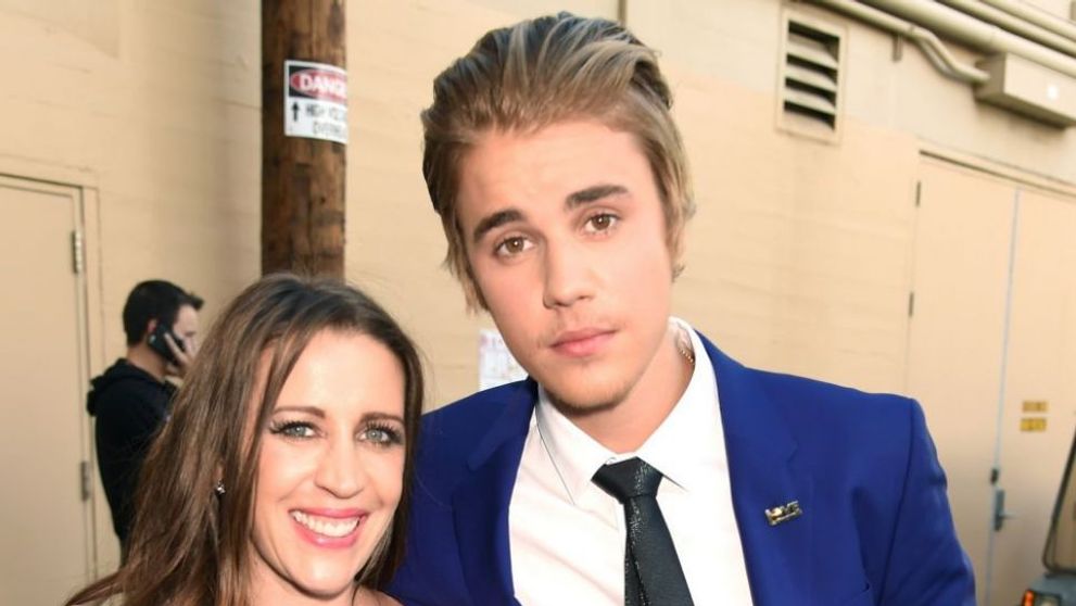 O noua zi, o noua aparitie penibila. Justin Bieber, dezbracat in fata fanilor