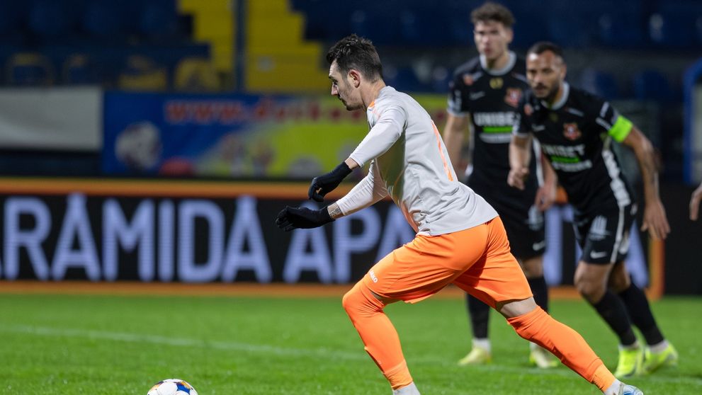 „Medicii au încercat 45 de minute să-l resusciteze”. Tatăl fotbalistului Dragoş Huiban a murit în parcarea stadionului din Galați, după meciul fiului. Cauza decesului