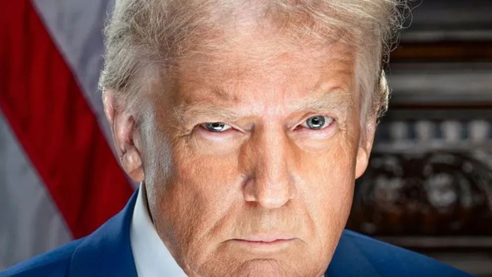 Portretul oficial al lui Donald Trump s-a viralizat instant. Detaliul care le-a atras atenția tuturor: „Chiar crede că asta îl face să pară dur? Arată ridicol!”