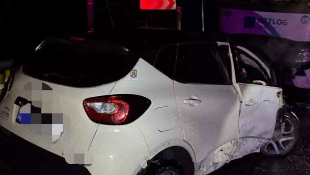 Urmărită de poliție, o femeie a murit după ce a intrat cu mașina furată într-un camion. În vehicul se afla și fiica ei de 13 ani care a ajuns la spital