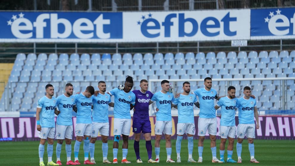 Gafă de proporții! O echipă de fotbal a ținut un moment de reculegere pentru un fost jucător, dar a aflat în timpul meciului că e viu. Ce a urmat