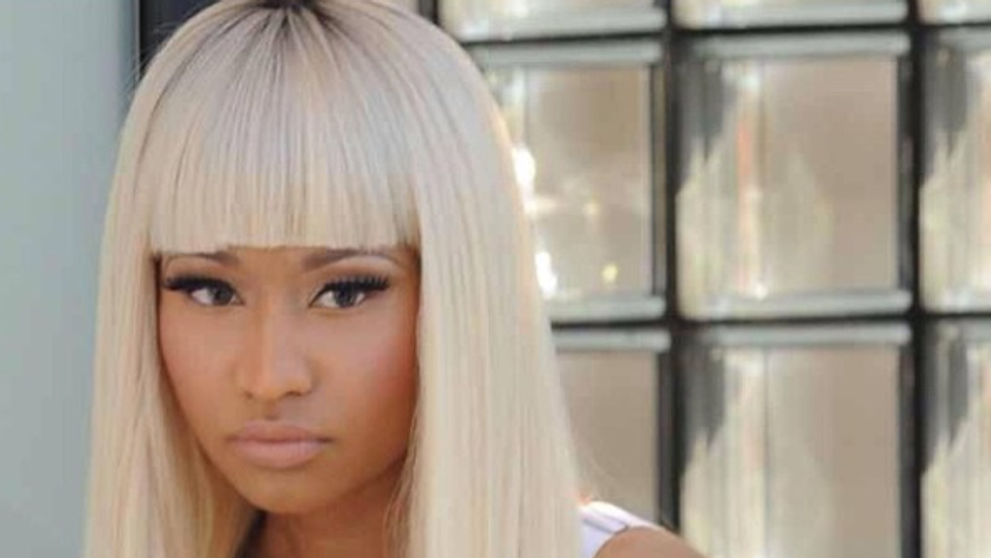 Nicki Minaj, in cea mai indrazneata fotografie de pana acum. S-a pozat topless, cu telefonul mobil