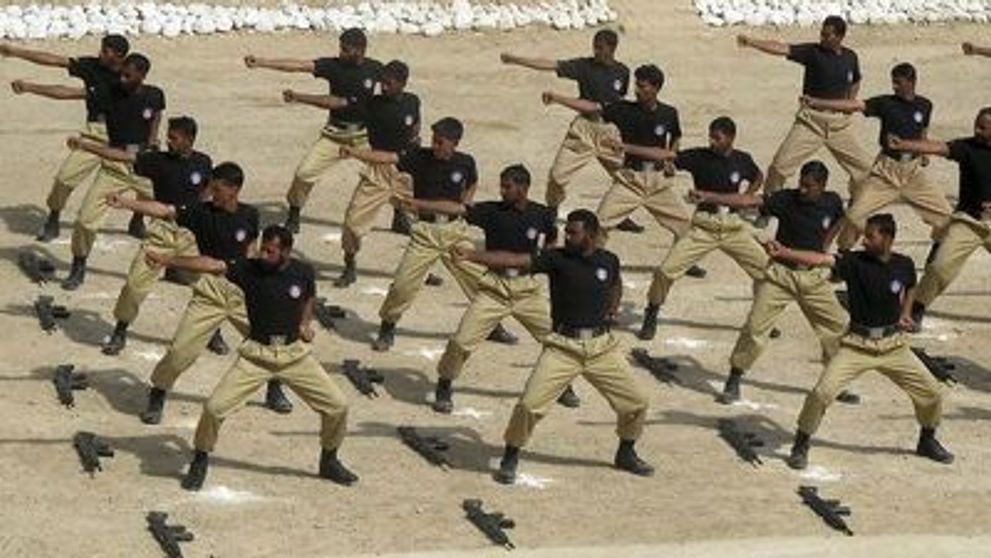 Imaginea zilei: Inaintare in grad in politia pakistaneza