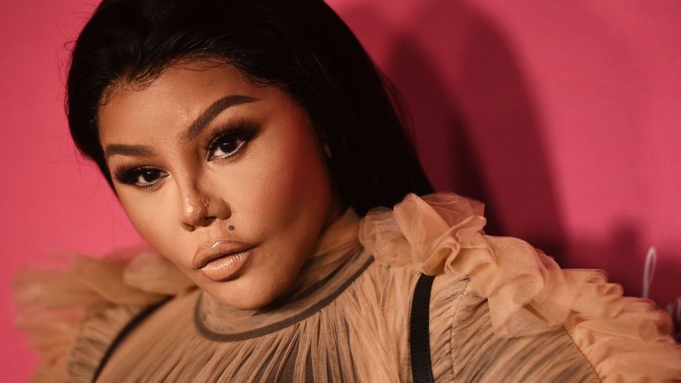 Apariție de neratat pentru paparazzi: rapperita Lil’ Kim într-o ținută controversată