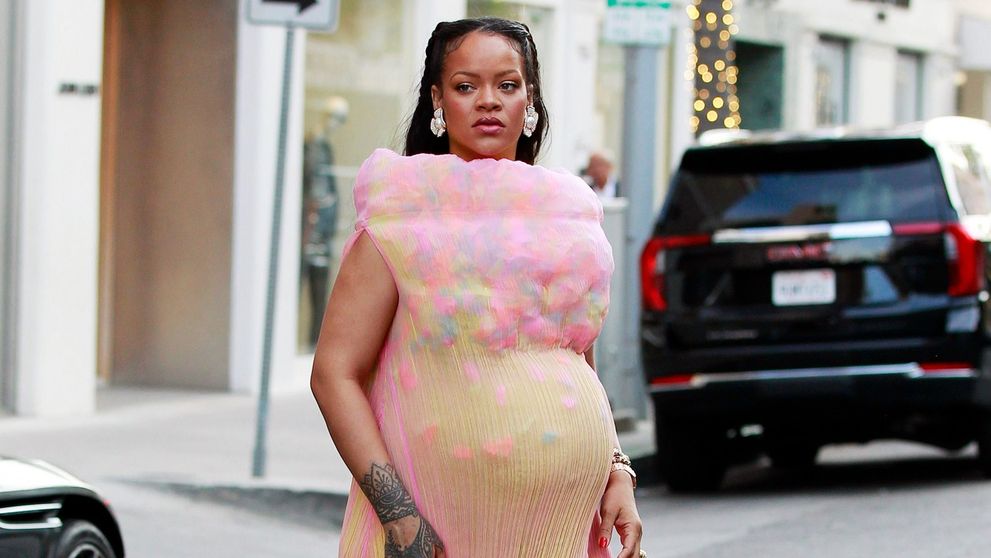Rihanna, ironizată de internauți pentru ținuta bizară cu care s-a plimbat pe străzile din Los Angeles: „Concediază-ți imediat stilistul!”