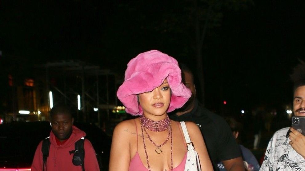 Rihanna, apariție incredibilă pe stradă: Într-o ținută transparentă pe sub care nu purta nimic