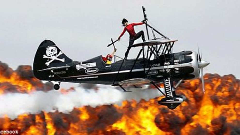 Doi soti, cascadori profesionisti, au scapat cu viata dupa ce avionul lor a luat foc si s-a prabusit! VIDEO