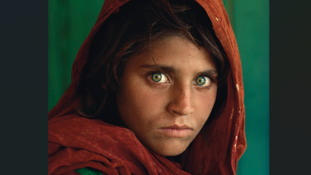 Ce s-a întâmplat cu ”Fata afgană”, de pe faimoasa copertă National Geographic! Cum arată acum, la mai bine de 50 de ani