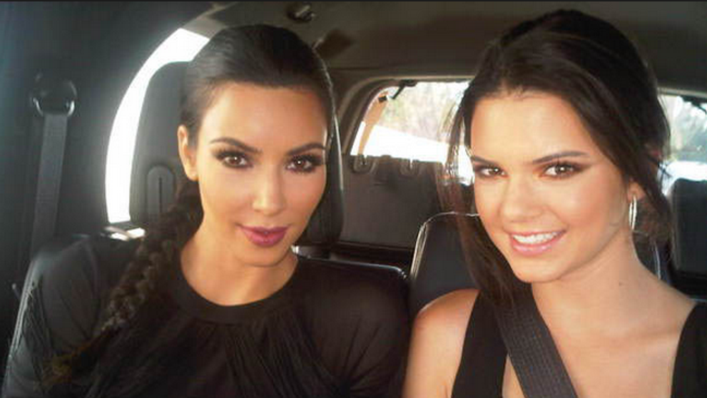 Sora mai mica a lui Kim Kardashian, fara lenjerie intima pe covorul rosu, la doar 18 ani. Imaginile la limita decentei cu care tanara a uimit