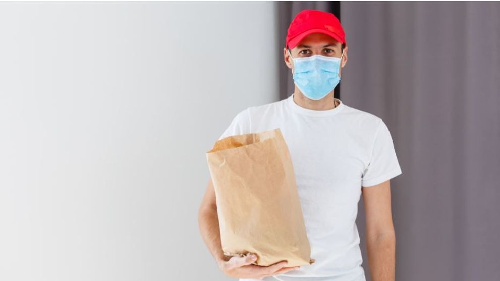 Cum te asiguri că mâncarea comandată la domiciliu nu te expune infecției cu coronavirus? Ce măsuri de siguranță poți lua
