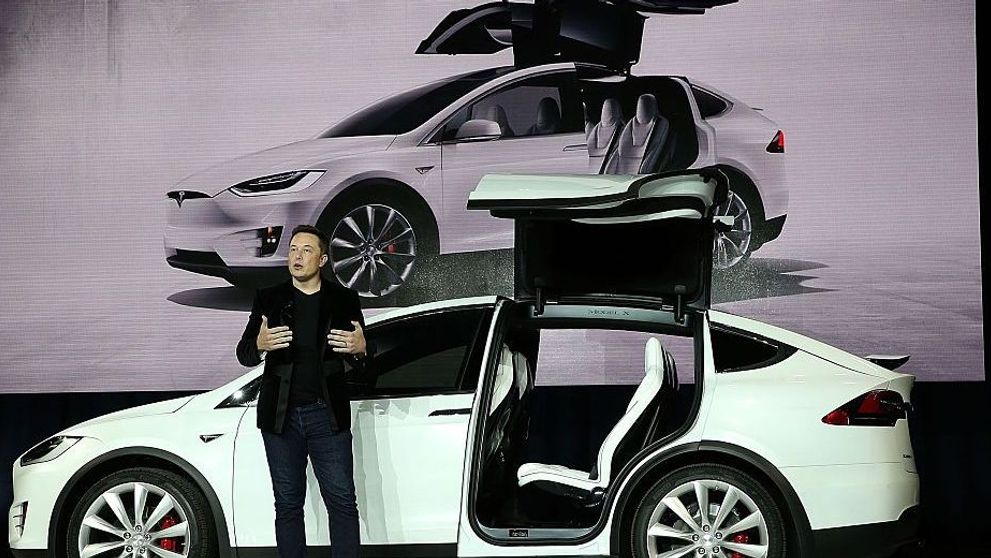 I-au fost oferiţi 1 milion de dolari pentru a sabota gigantul Tesla! Ce decizie a luat angajatul lui Elon Musk
