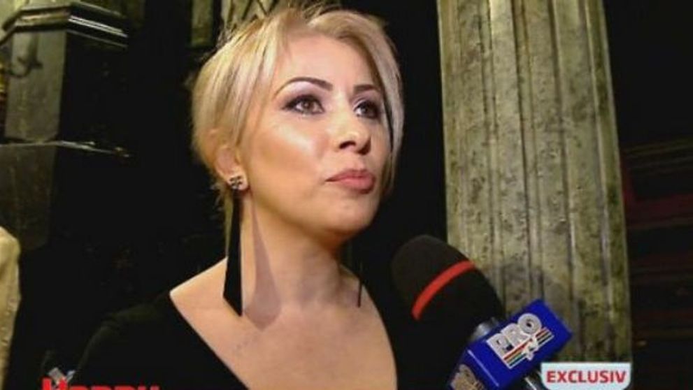 Pepe, inconjurat numai de femei frumoase. Raluca are pe cine sa mosteneasca. Uite ce tanara si draguta este mama ei