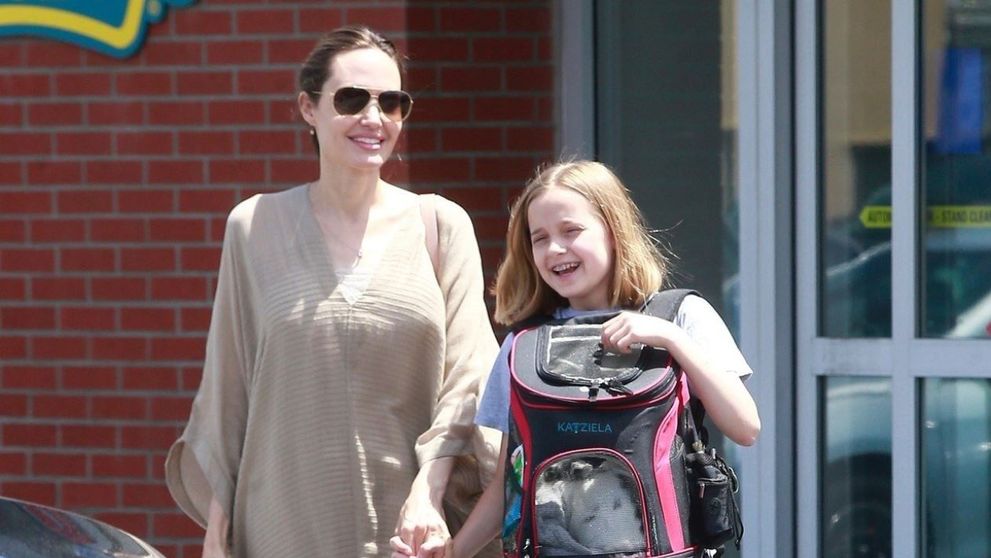 FOTO Fiica Angelinei Jolie și-a scos iepurașul de companie la cumpărături