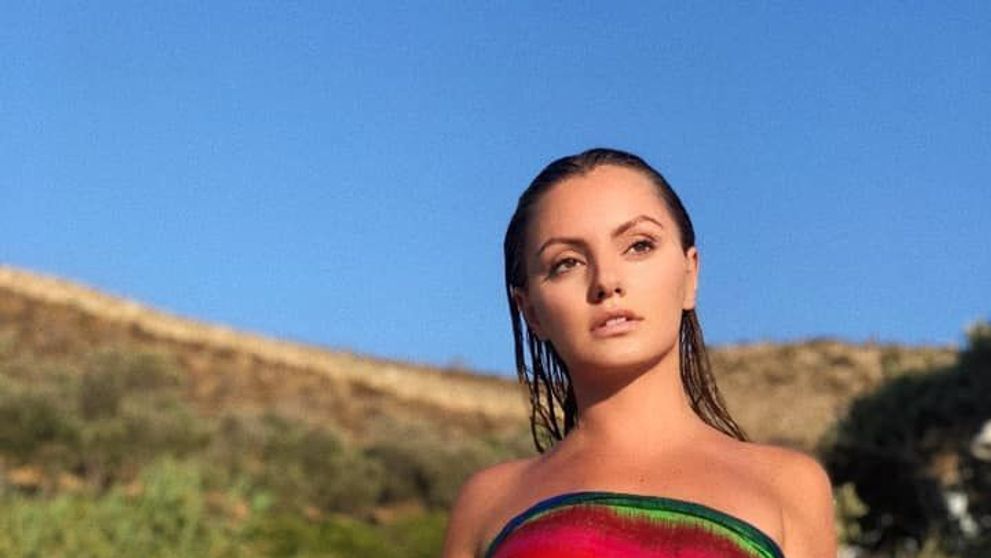 Alexandra Stan s-a lăsat din nou fotografiată topless! Mii de like-uri pentru pozele cu ea în Marea Neagră