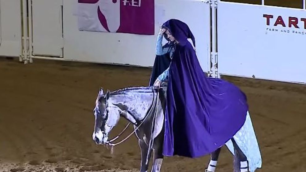 Wow, un adevarat spectacol. Intra in arena calare pe un cal, dar cand renunta la pelerina, publicul ramane uimit