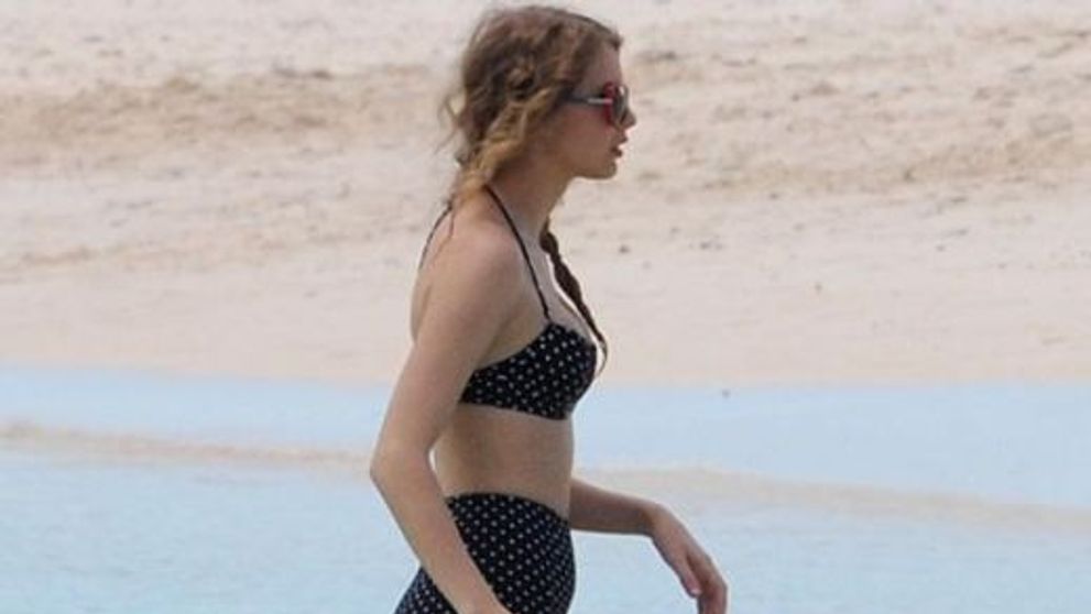 Taylor Swift mizeaza pe un look retro pentru plaja! Iti place?