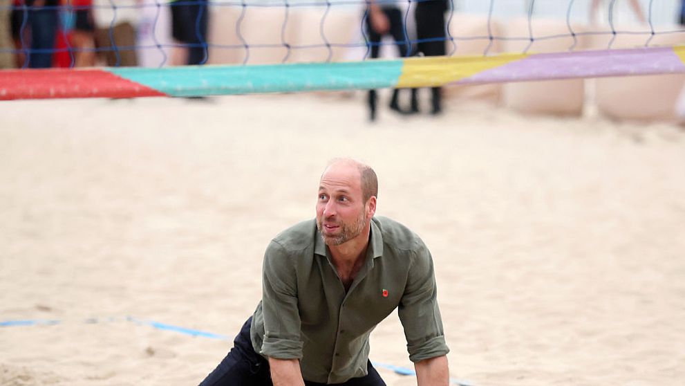 Prințul William, complet absorbit de jocul de volei pe plaja Copacabana, în timpul vizitei sale în Brazilia