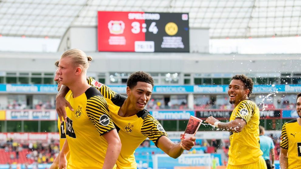 VIDEO Un fotbalist din Bundesliga a prins un pahar cu bere aruncat din tribună și l-a dat pe gât, pe teren