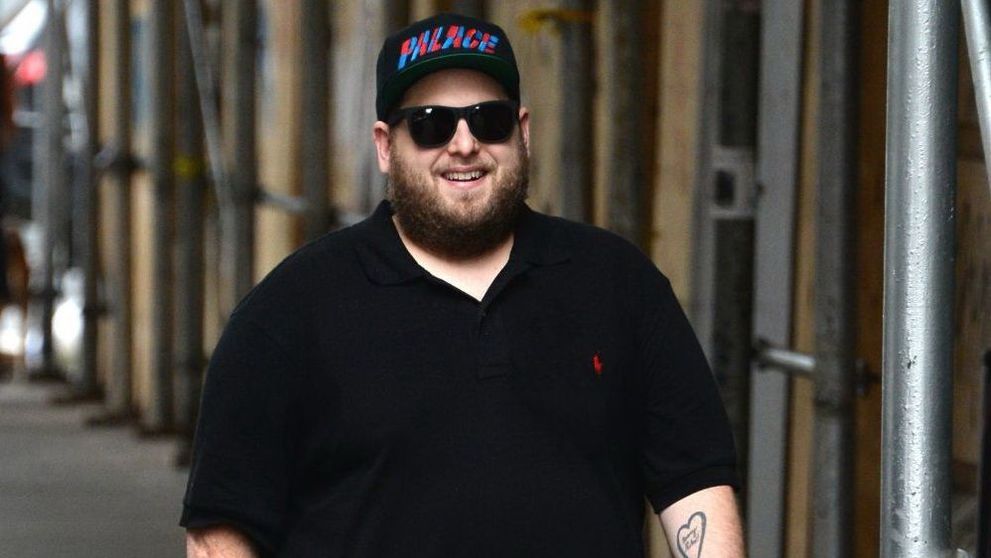 Dupa ce a slabit peste 40 de kilograme, Jonah Hill surprinde din nou. Cum arata cu parul lung, blond si barba