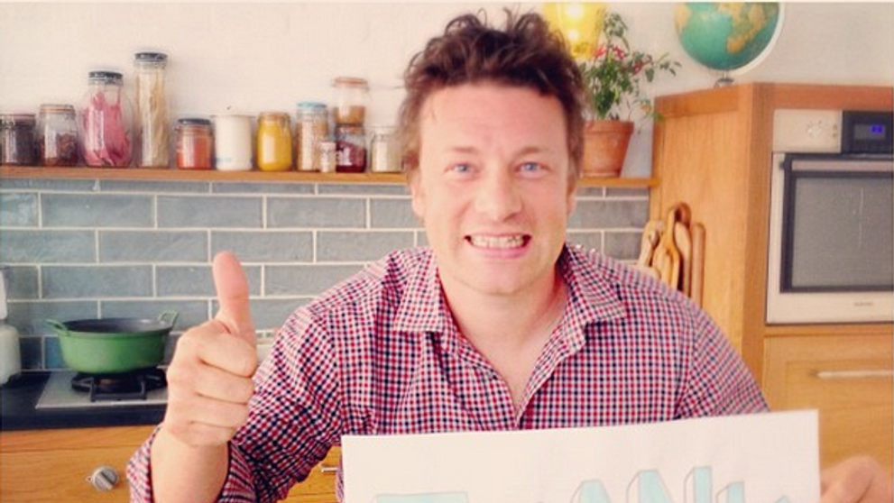 Neatentia se plateste. Jamie Oliver aproape de a da foc bucatariei