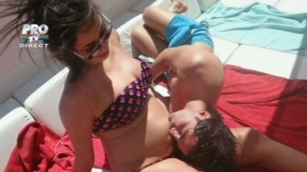A slabit 30 de kilograme dupa nastere si acum isi etaleaza corpul la plaja. Sotia lui Pepe, in costum de baie