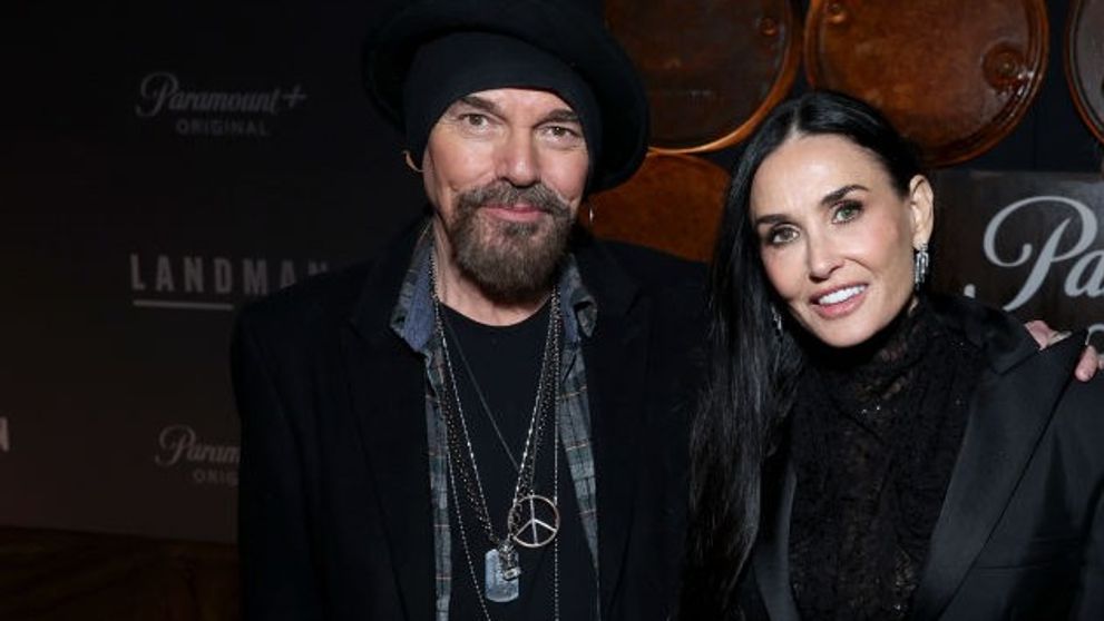 Demi Moore, imagini rare de pe platoul de filmare. Billy Bob Thornton oferă detalii despre personajul ei din serialul „Landman”: „Este pe cale să devină o forță”