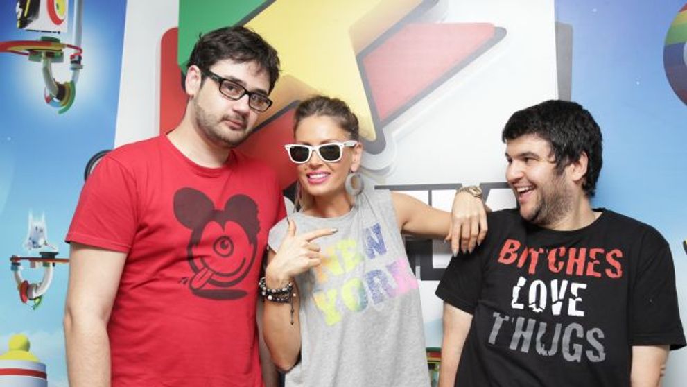 Andreea Banica debordeaza de sex-appeal. Pantalonii imposibil de scurti care au adus vara in studioul ProFM