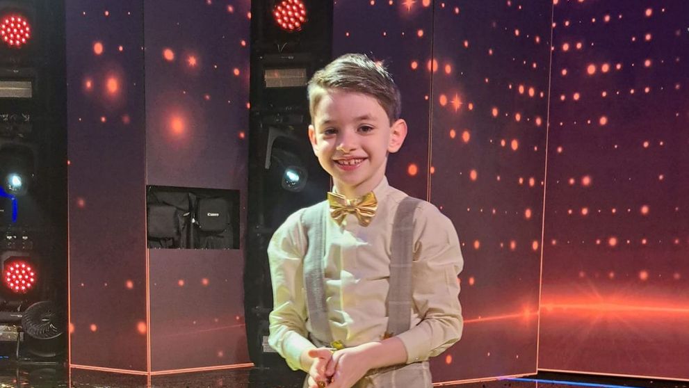 Rareș Prisacariu a adus la școală trofeul câștigat la „Românii au talent”. Cum l-au întâmpinat colegii de clasă