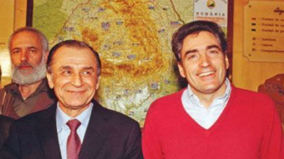 Cui îi lasă moștenire Petre Roman celebrul pulover roșu?