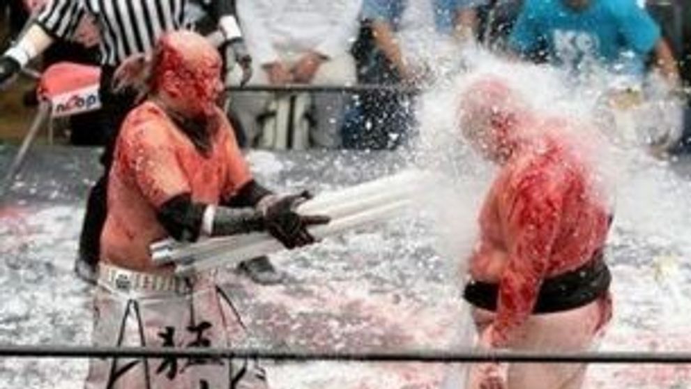 Sport extrem: Lupte cu tuburi de neon! FOTO
