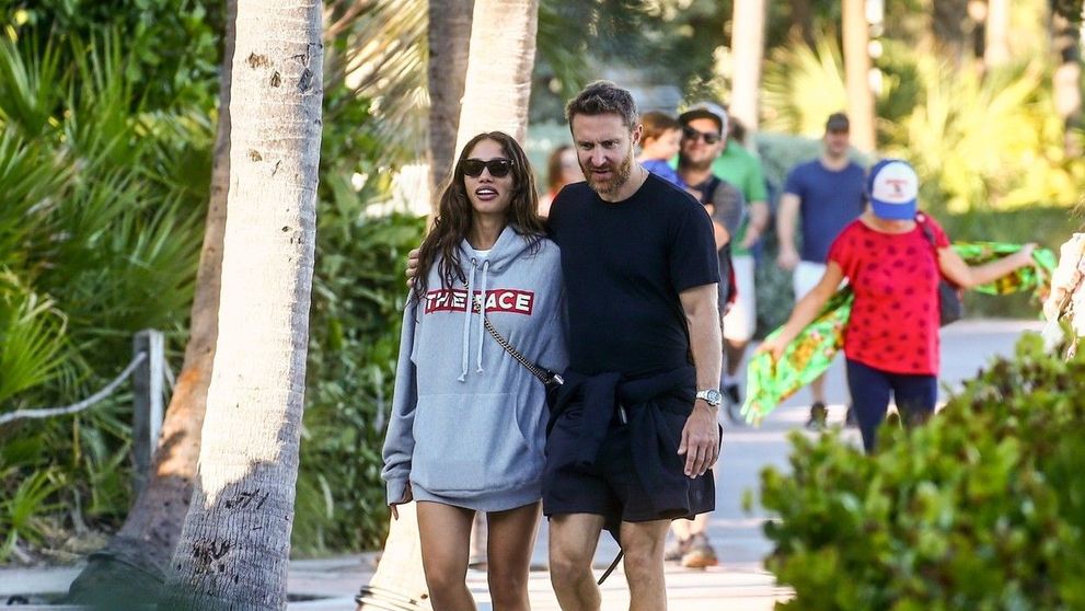 David Guetta, surprins la plajă alături de iubita cu 25 de ani mai tânără. Cum arată actrița care l-a cucerit pe DJ