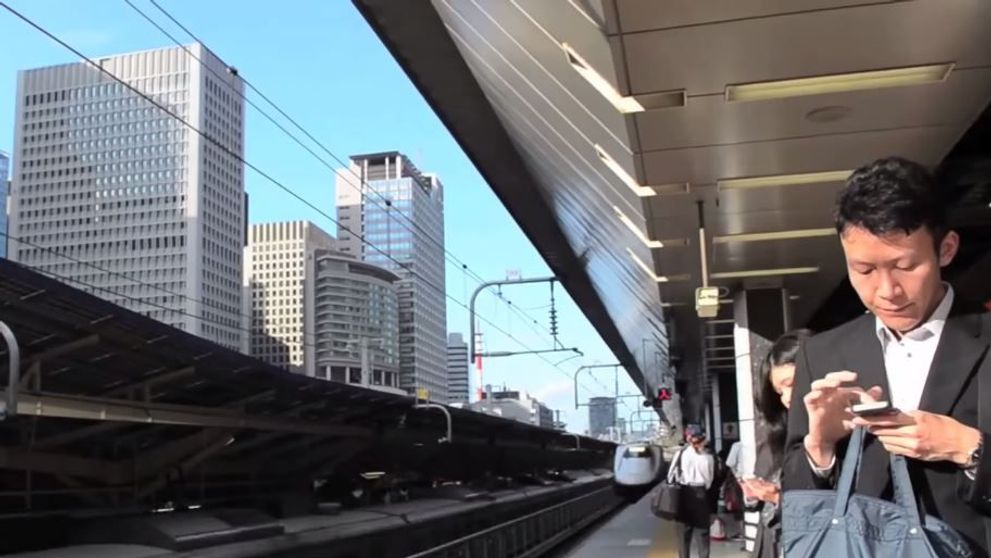 Un tren de mare viteza opreste in statie, iar ce se intampla in doar 7 minute e impresionant. Imaginile au ajuns viral