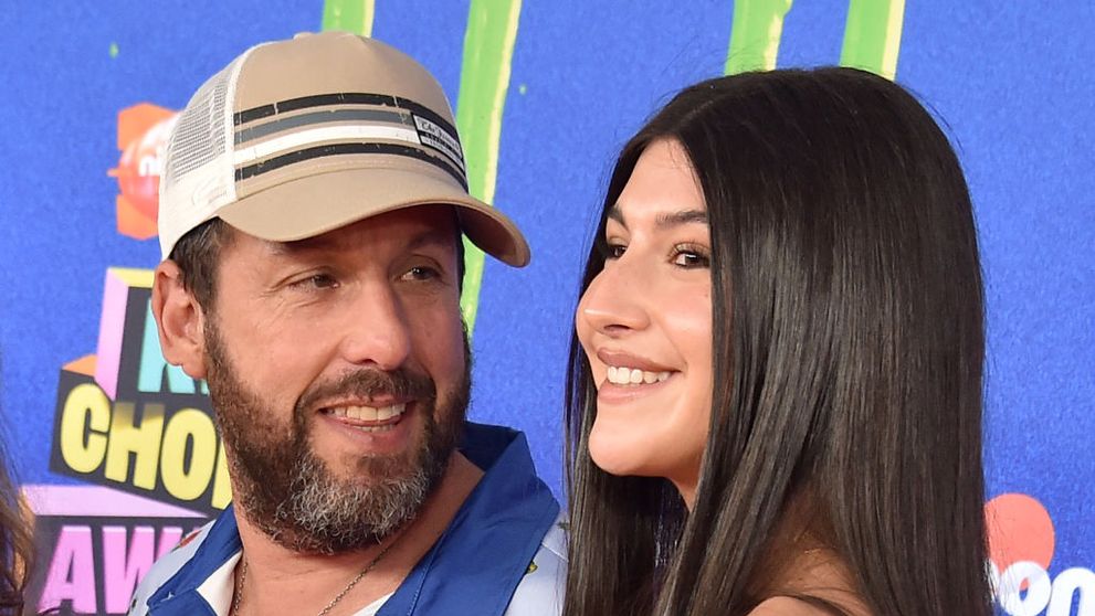 El a venit în pantaloni scurți și adidași, dar fiicele lui și soția s-au distins prin eleganță. Familia lui Adam Sandler a fost în centrul atenției la premiile Nickelodeon's Kids' Choice Awards 2024
